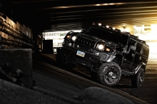 Черный Hummer H2 в подземном тоннеле